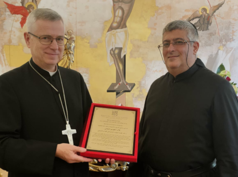 Maronicka Fundacja Misyjna_banner_1920x1280px (28) ksiądz biskup Andrzej Siemieniewski w imieniu Maronickiej Fundacji Misyjnej w Polsce wręczył nagrodę Benemerentis in Opere Evangelizationis (Zasłużony w Dziele Ewangelizacji) ojcowi Antonio El-Feghali.
