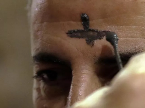 Maronicka Fundacja Misyjna_banner_1920x1280px (8) Chrześcijański kapłan maronicki nanosi krzyż popiołem na czole libańskiego mężczyzny w kościele w nadmorskim mieście Jbeil